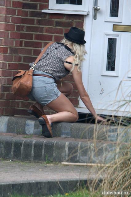 43524_pixie_lott_looking_for_the_front_door_key_brentwoo.jpg